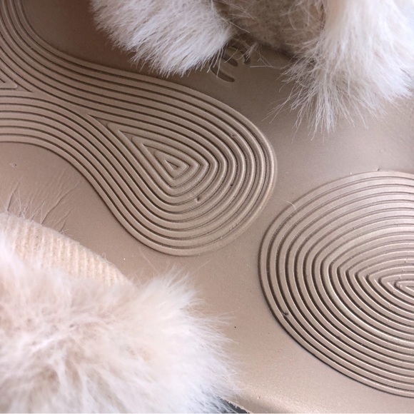 Faux Fur Crossover Slide Slippers w/Arch Support, 8 NWT - Picture 3 of 5